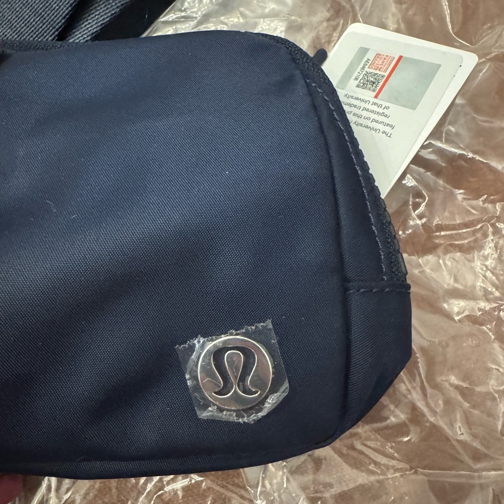 NWT RARE!! University of Michigan x Lululemon Everywhere Belt Bag! - Picture 2 of 8